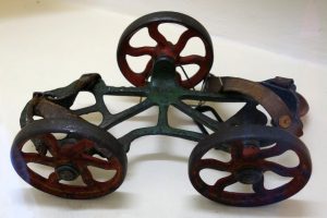Antiker Rollschuh aus Amerika mit drei Rädern
