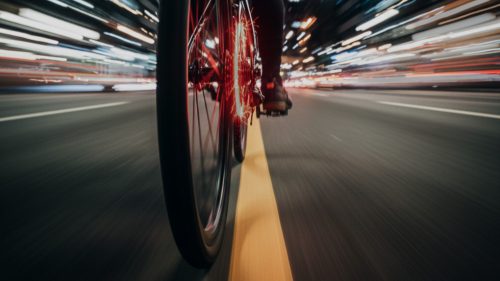 Auf dem Fahrrad so schnell sein, wie der Blitz ist kein Hexenwerk: Es gibt Tipps und Tricks zu mehr Speed auf dem Rad!