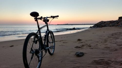 Fahrrad im Sonnenuntergang am Atlantik