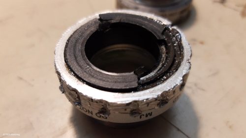 Defekter Kunststoffring des Tretlagers beim Öffnungsversuch