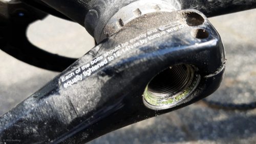 Blick unter die Staubkappe des Tretlagers