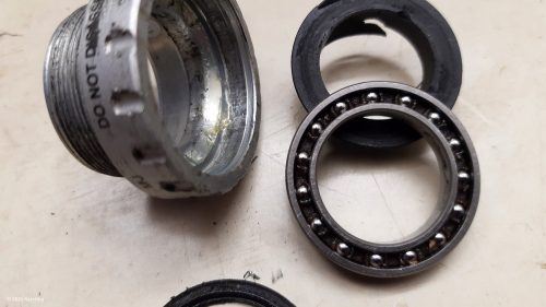 Shimano Hollowtech II Tretlager mit geöffnetem Kugellager