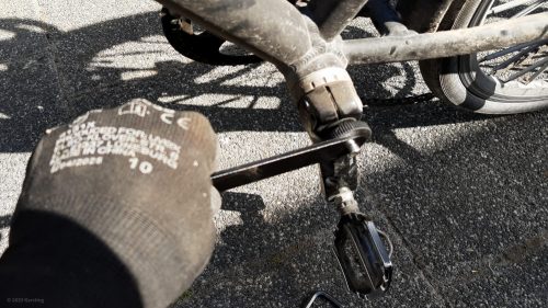 Entfernen der Justier- oder Staubkappe am Kurbelarm